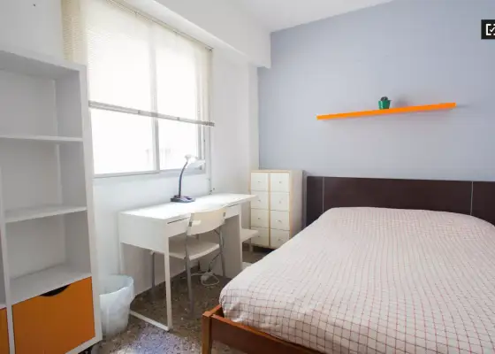 Acogedora habitación en apartamento de 3 dormitorios en Benimaclet en Valencia