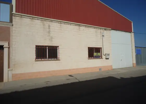 Alquiler de nave industrial en zona divina pastora en Manzanares