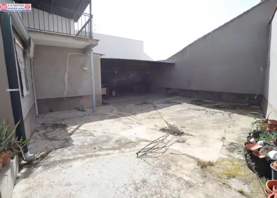 Amplia Casa en Campo de Criptana con Patio y Dos Viviendas Completas por €130,000