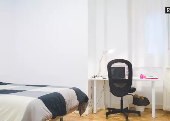 Amplia habitación en piso compartido en Imperial en Madrid