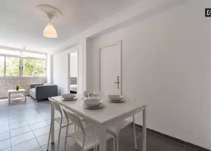 Amplia habitación en un apartamento de 4 dormitorios en Algirós en Valencia