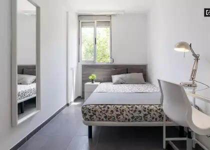 Amplia habitación en un apartamento de 4 dormitorios en Algirós en Valencia