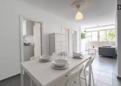 Amplia habitación en un apartamento de 4 dormitorios en Algirós en Valencia