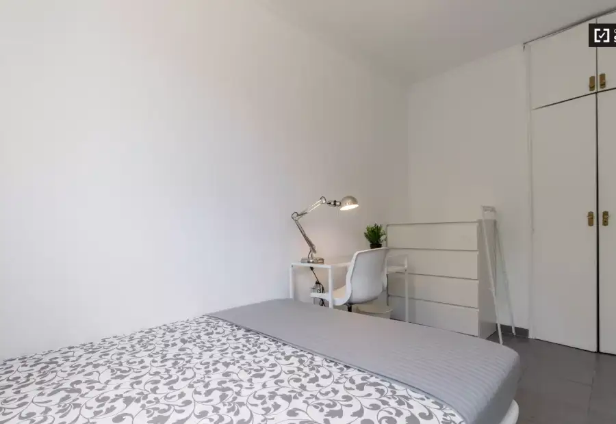Amplia habitación en un apartamento de 4 dormitorios en Algirós en Valencia