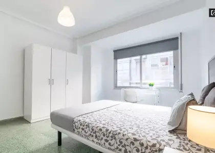 Amplia habitación en un apartamento de 5 dormitorios en El Pla del Real en Valencia