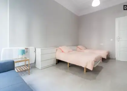 Amplia habitación en un apartamento de 5 dormitorios en Russafa, Valencia en Valencia