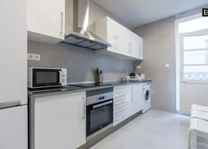 Amplia habitación en un apartamento de 5 dormitorios en Russafa, Valencia en Valencia