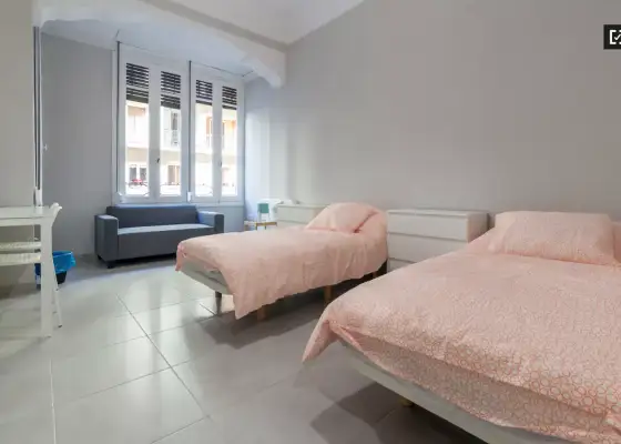 Amplia habitación en un apartamento de 5 dormitorios en Russafa, Valencia