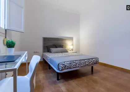 Amplia habitación en un apartamento de 7 habitaciones, Ciutat Vella en Valencia