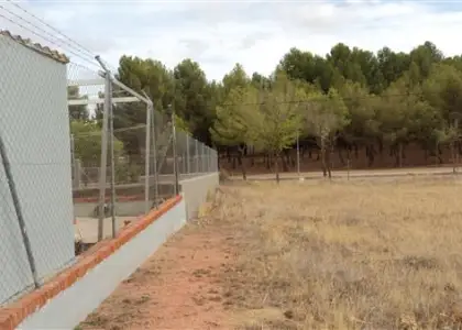Amplia parcela junto a la laguna de villafranca, superficie rústica: 15400 metros cuadrados; superficie urbanizable: 800 metros cuadrados. en Villafranca de los Caballeros