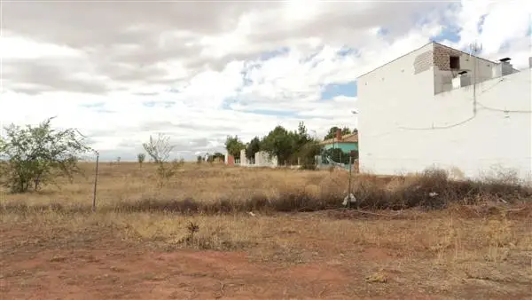 Amplia parcela junto a la laguna de villafranca, superficie rústica: 15400 metros cuadrados; superficie urbanizable: 800 metros cuadrados. en Villafranca de los Caballeros