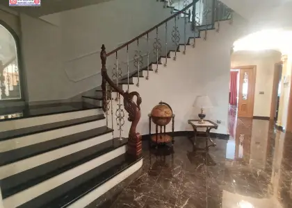 Amplísima casa con dos plantas mas buhardilla, patio de 320 metros con piscina de 5x7 y depuradora, cocina campera con fuego bajo, mas de 800 metros construido en Alcázar de San Juan