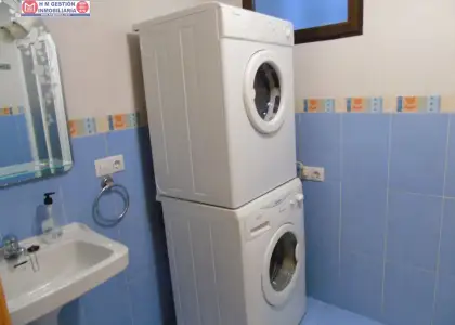 Apartamento amueblado con un dormitorio, baño completo, cocina independiente, calefacción eléctrica de acumuladores. Ubicado en Avda de Cervera. Se trata de segunda planta sin ascensor. en Alcázar de San Juan