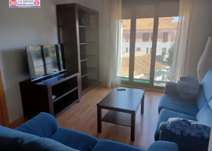 Apartamento amueblado de un dormitorio con calefacción por gas, aire acondicionado en habitación y salón, PLAZA DE GARAJE y trastero. Ubicado junto a Plaza del Arenal. en Alcázar de San Juan