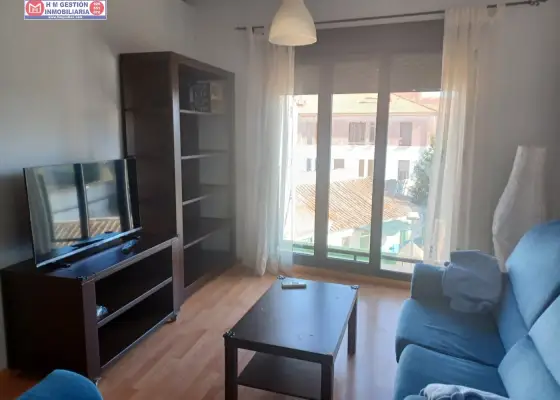 Apartamento amueblado de un dormitorio con calefacción por gas, aire acondicionado en habitación y salón, PLAZA DE GARAJE y trastero. Ubicado junto a Plaza del Arenal. en Alcázar de San Juan