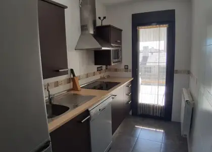 Apartamento seminuevo, céntrico con piscina comunitaria, aire acondicionado y Plaza de Garaje en Alcázar de San Juan