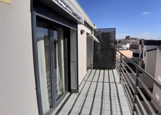 Apartamento seminuevo, céntrico con piscina comunitaria, aire acondicionado y Plaza de Garaje en Alcázar de San Juan
