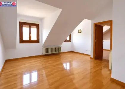Ático de un dormitorio con aire acondicionado calefacción por gas, baño y aseo, terraza exterior y plaza de garaje. en Alcázar de San Juan