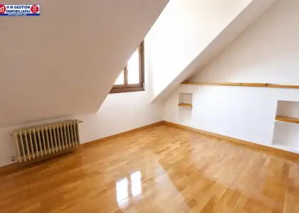 Ático de un dormitorio con aire acondicionado calefacción por gas, baño y aseo, terraza exterior y plaza de garaje. en Alcázar de San Juan