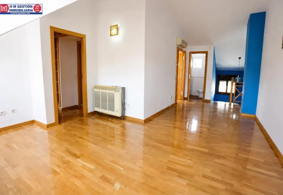 Ático de un dormitorio con aire acondicionado calefacción por gas, baño y aseo, terraza exterior y plaza de garaje. en Alcázar de San Juan