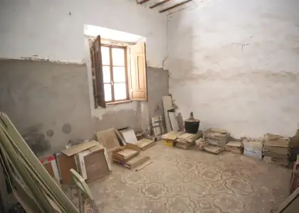 Casa centrica a dos calles a reformar con patio, garaje, dormitorios abajo en Alcázar de San Juan