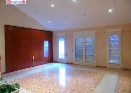 Casa con excelentes calidades próxima a hospital. 306 M2 construidos con vivienda en primera planta, amplio y luminoso salón con grandes ventanales y balcón, cocina amueblada, lavadero y despensa, en Alcázar de San Juan