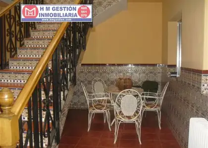 Casa con local comercial, terraza y cochera en Alcázar de San Juan