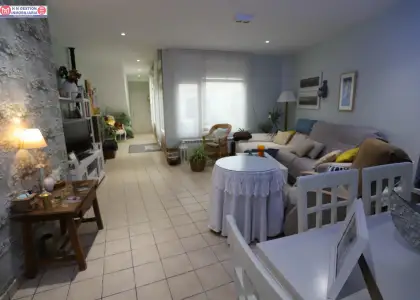 Casa construida en 2007 con 2 viviendas independientes y garaje. en Alcázar de San Juan