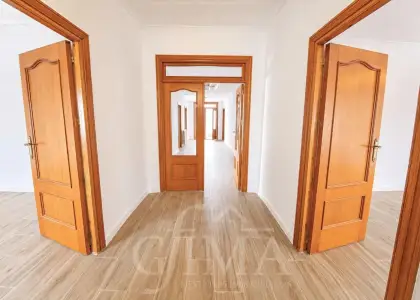 Casa de planta baja con 4 dormitorios, patio y gran terraza junto a calle Don Víctor Peñasco en Tomelloso