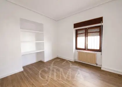 Casa de planta baja con 4 dormitorios, patio y gran terraza junto a calle Don Víctor Peñasco en Tomelloso