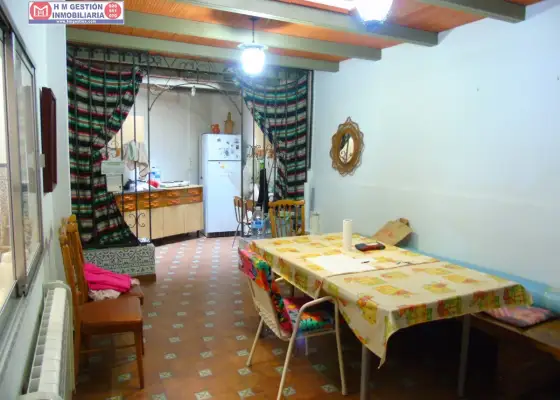 Casa en planta baja con local comercial mas salon , baño un dormitorioy en planta primera dos dormitorios y un baño , consultenos en Alcázar de San Juan