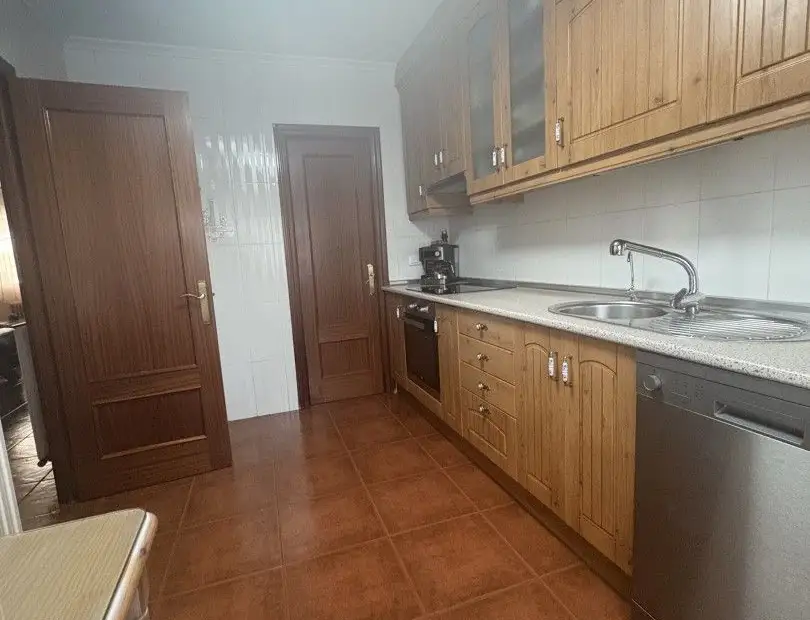 Casa en venta en Alcanzar De San Juan, de 200 m2 con 5 dormitorios, 3 baños, aseo, plaza de garaje y terraza por 295.000 €, Ref. 0339 en Alcanzar de San Juan