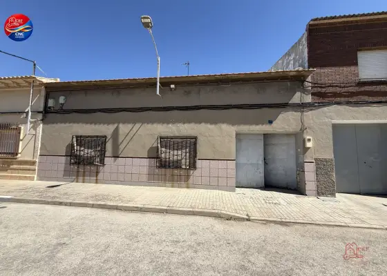 Casa en venta en Alcázar De San Juan, Calle Benavente 28 De Pedro Muñoz, de 167 m2 con 2 dormitorios, baño y plaza de garaje por 29.000 €, Ref. 0404