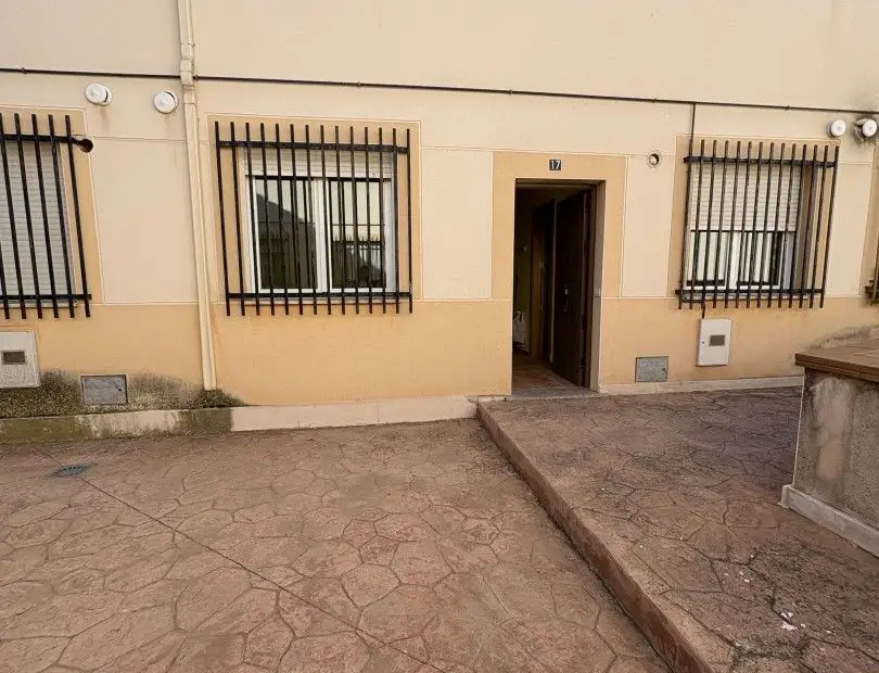 Casa en venta en Herencia, de 130 m2 con 2 dormitorios, baño, aseo y 2 plazas de garaje por 89.000 €, Ref. 0242 en Herencia