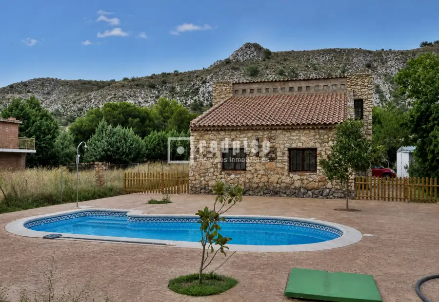 Casa en venta en Hontoba, Guadalajara en Hontoba