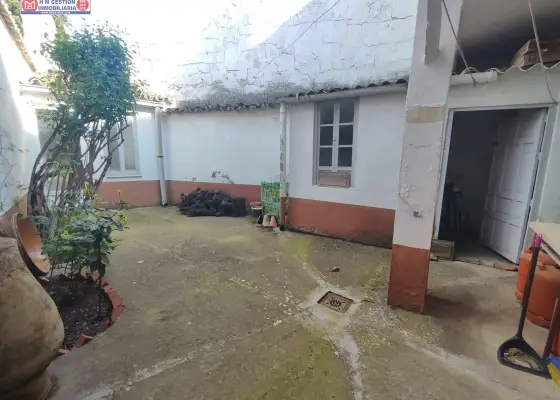 Casa junto a Biblioteca, de dos plantas con fachada de casi 10 metros, patio de 45 metros sobre 188 metros de parcela en Alcázar de San Juan
