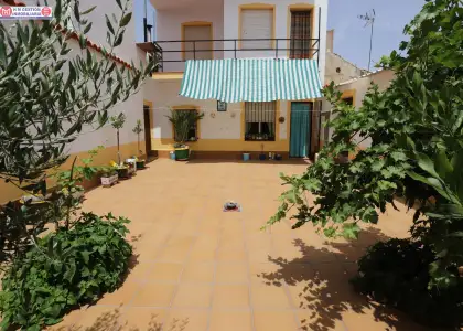 CASA PARA ENTRAR A VIVIR CON 3 DORMITORIOS, PATIO DE 90 m2 Y GARAJE AMPLIO en Herencia