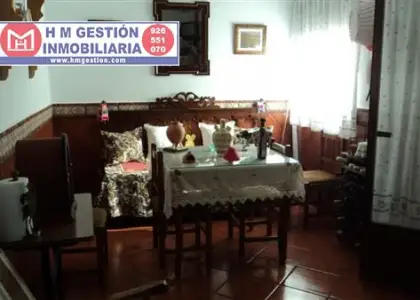 Casa reformada totalmente hace 20 años, con cocina amueblada, amplio patio, aire acondicionado, tres baños, cuatro dormitorios, cocina campera, amplio patio, en el Barrio de Santa María. 240 metros en Alcázar de San Juan