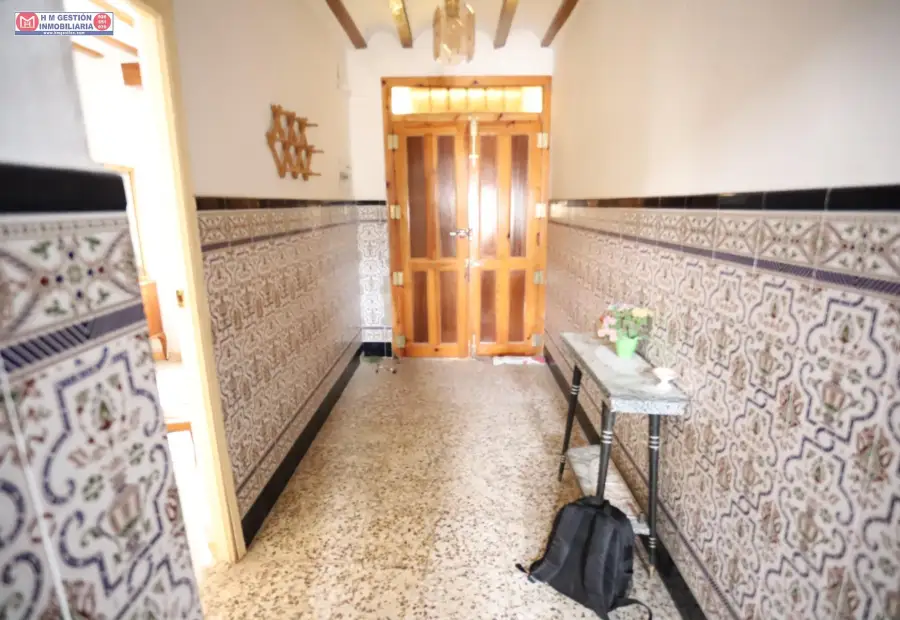 Casa totalmente amueblada en esquina sobre parcela de 122 metros en la localidad de Quero, con 145 metros construidos, dos plantas, cinco dormitorios, trastero y patio con pozo. Precio negociable en Quero