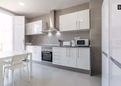 Cómoda habitación en un apartamento de 6 habitaciones, L'Eixample en Valencia