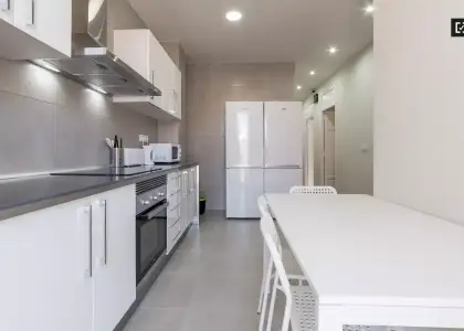 Cómoda habitación en un apartamento de 6 habitaciones, L'Eixample en Valencia