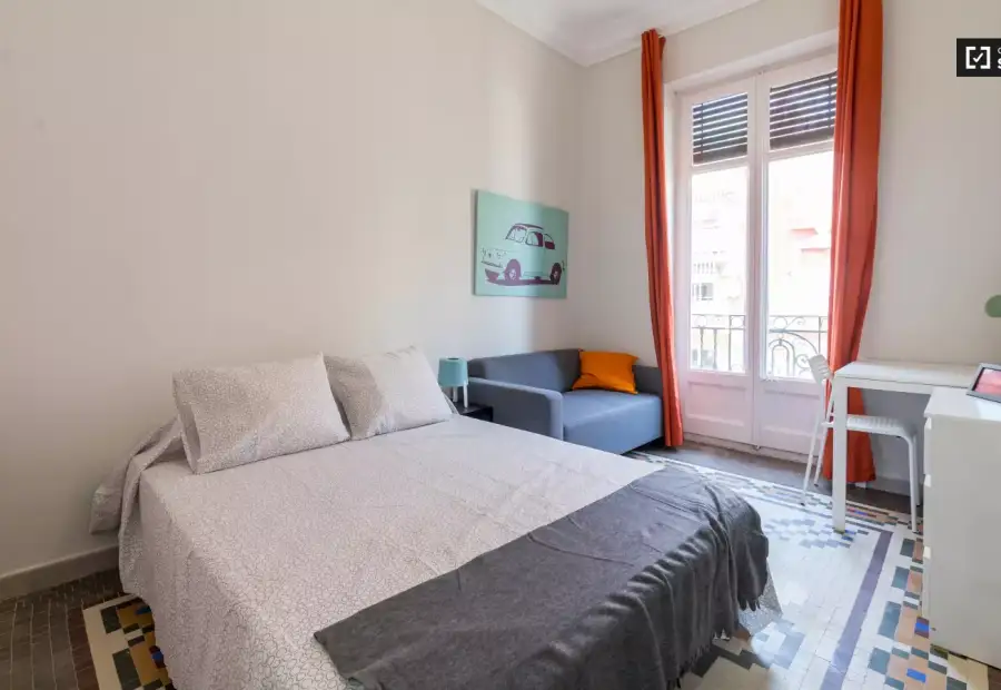 Cómoda habitación en un apartamento de 6 habitaciones, L'Eixample en Valencia