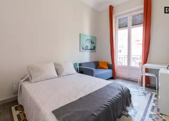 Cómoda habitación en un apartamento de 6 habitaciones, L'Eixample en Valencia