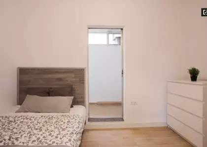 Encantadora habitación en un apartamento de 5 dormitorios en Camins al Grau en Valencia