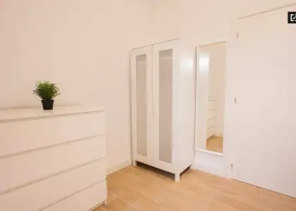 Encantadora habitación en un apartamento de 5 dormitorios en Camins al Grau en Valencia