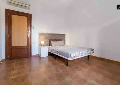 Encantadora habitación en un apartamento de 7 habitaciones, Ciutat Vella en Valencia