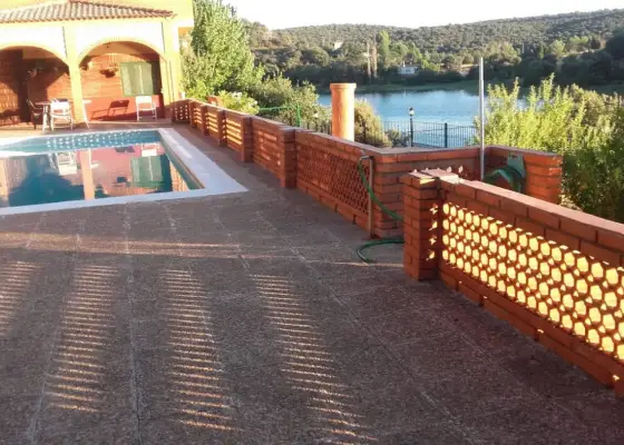 Excelente chalet, con piscina, jardín y con unas vistas espectaculares a la laguna en Ruidera