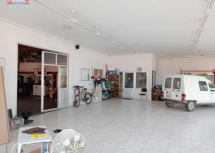 Exposicion para venta en vía principal de Villafranca de los Caballeros en Villafranca de los Caballeros