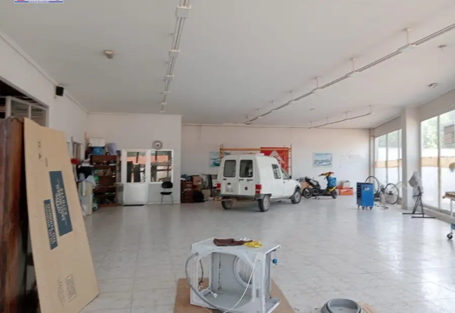 Exposicion para venta en vía principal de Villafranca de los Caballeros en Villafranca de los Caballeros