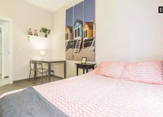 Gran habitación con estanterías en piso compartido, Ciutat Vella en Valencia